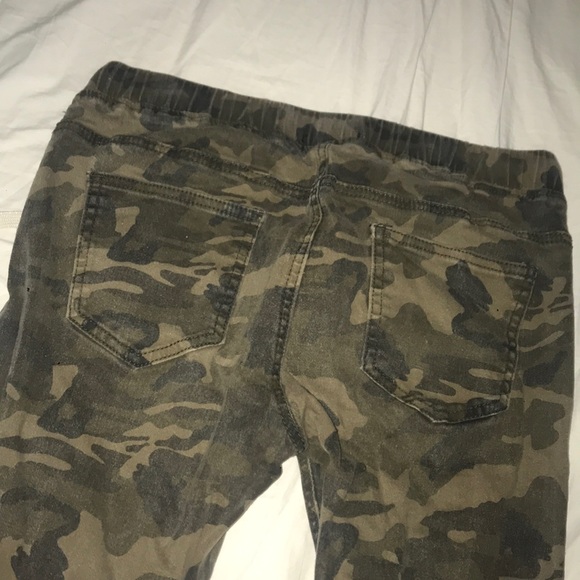 FashionNova Camo Jeans - Picture 4 of 6